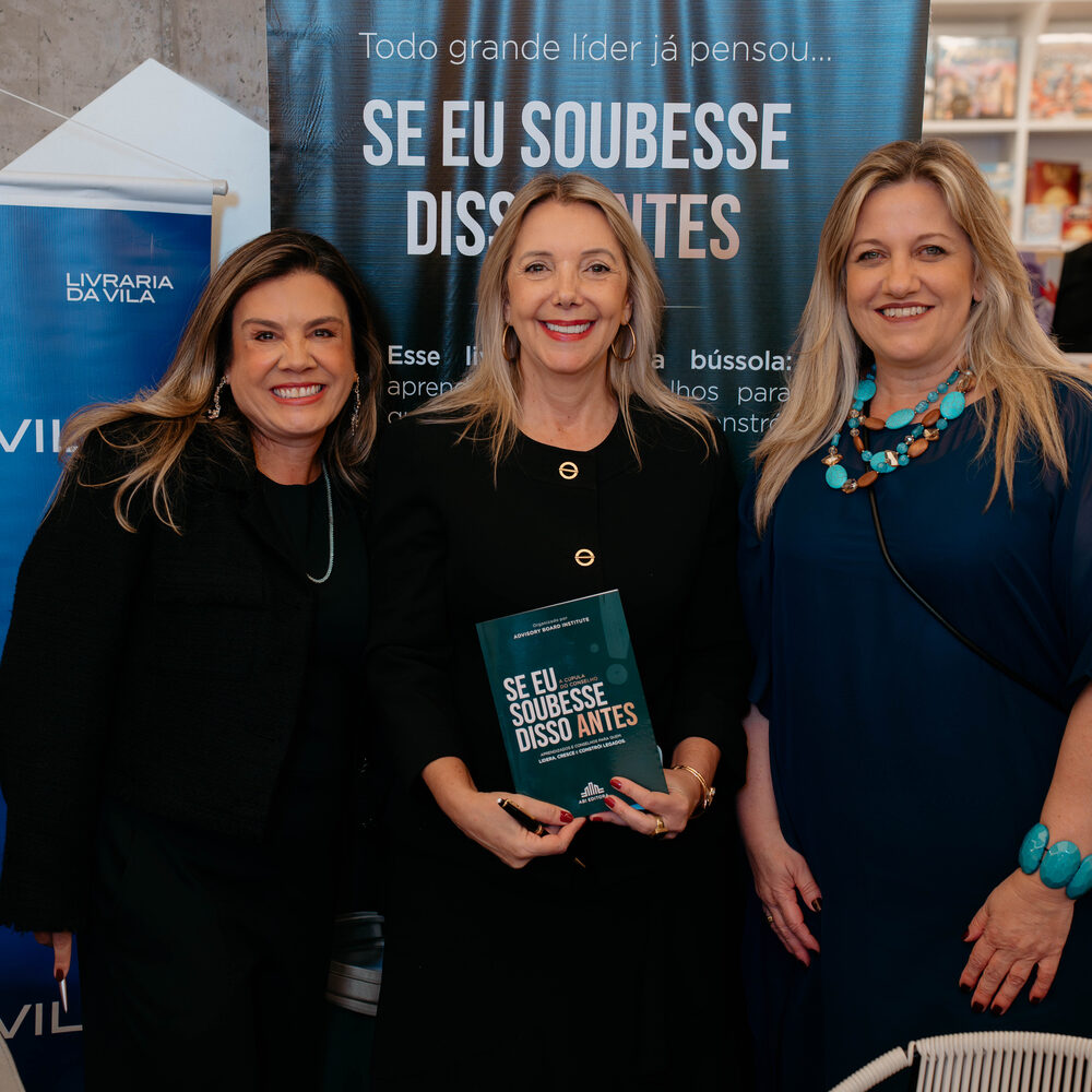 Membros da Cúpula com o livro no evento de lançamento