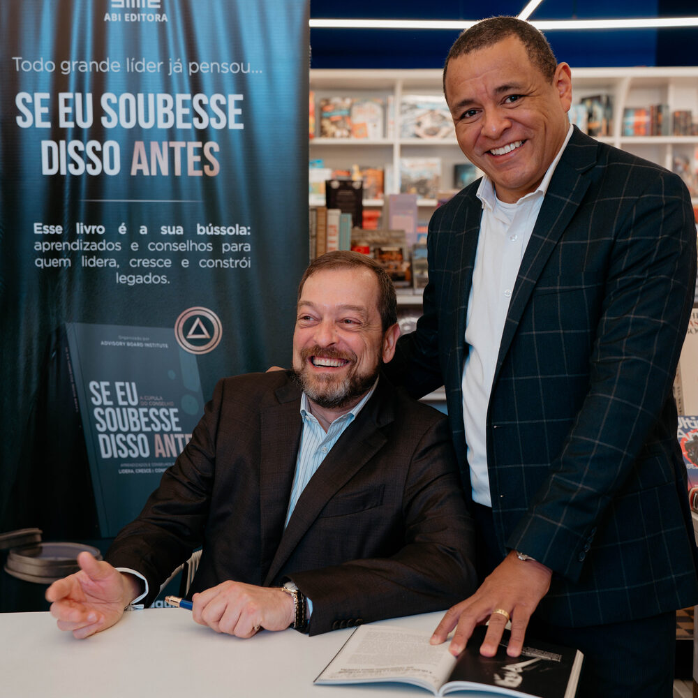 Sessão de autógrafos no lançamento do livro da Cúpula